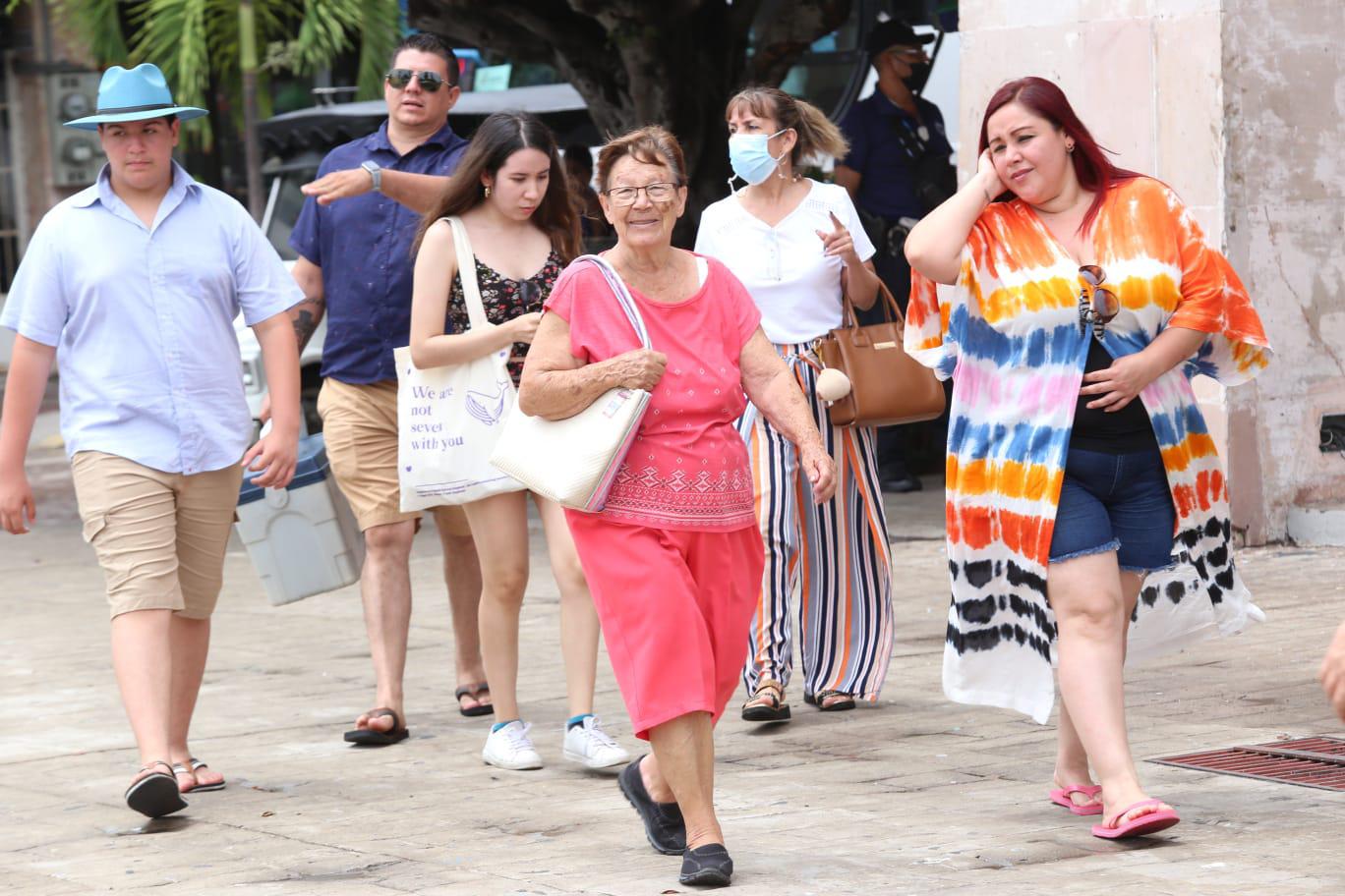 $!Pese a la lluvia, turistas disfrutan Mazatlán