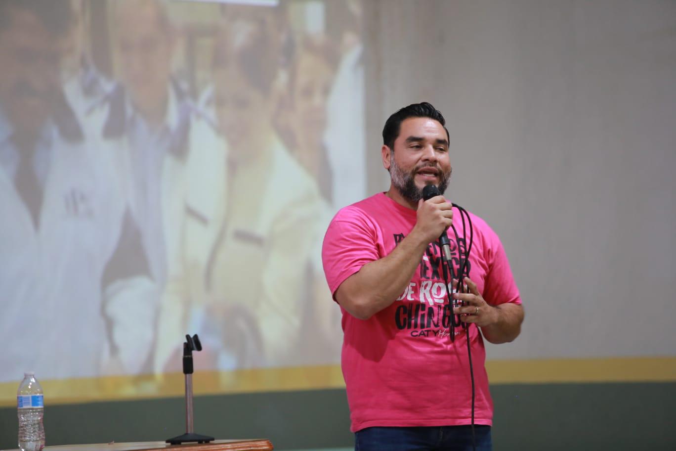 $!Llama a erradicar la violencia hacia las mujeres y aprovecha para impulsar a su padre