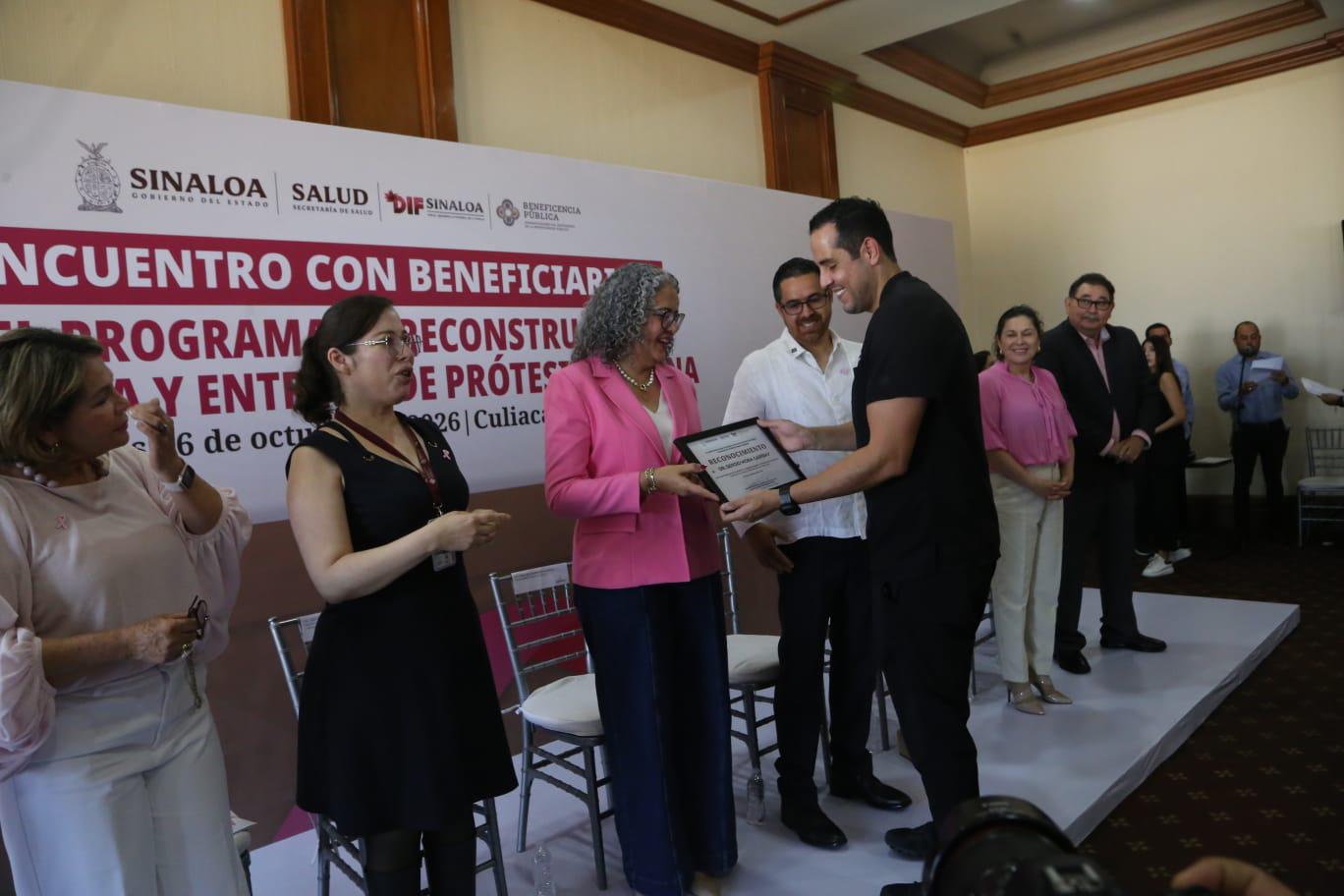$!Entregan prótesis mamarias a sobrevivientes de cáncer en Sinaloa