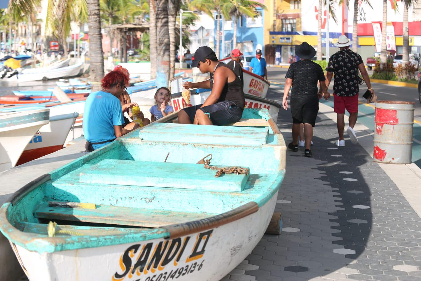 $!Ante marea alta, en Mazatlán resguardan pangas y se ‘borran’ tramos de playa