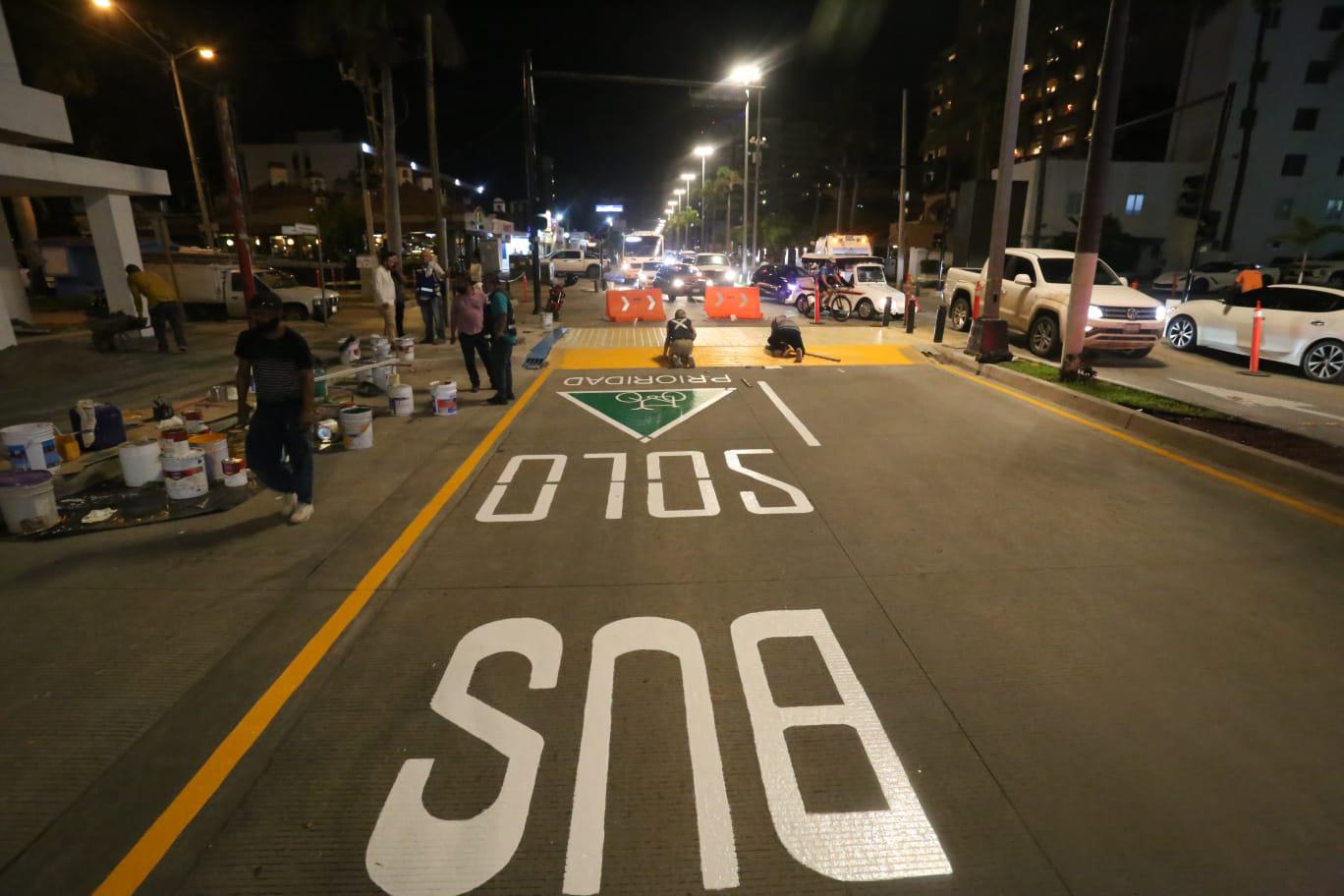 $!Dan últimos toques a pasos peatonales elevados en la Zona Dorada