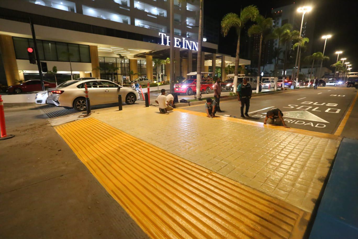 $!Dan últimos toques a pasos peatonales elevados en la Zona Dorada