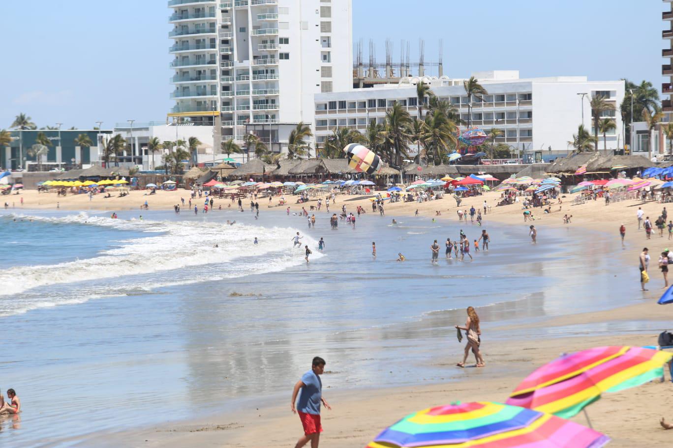 $!Cientos disfrutan las playas y atractivos de Mazatlán