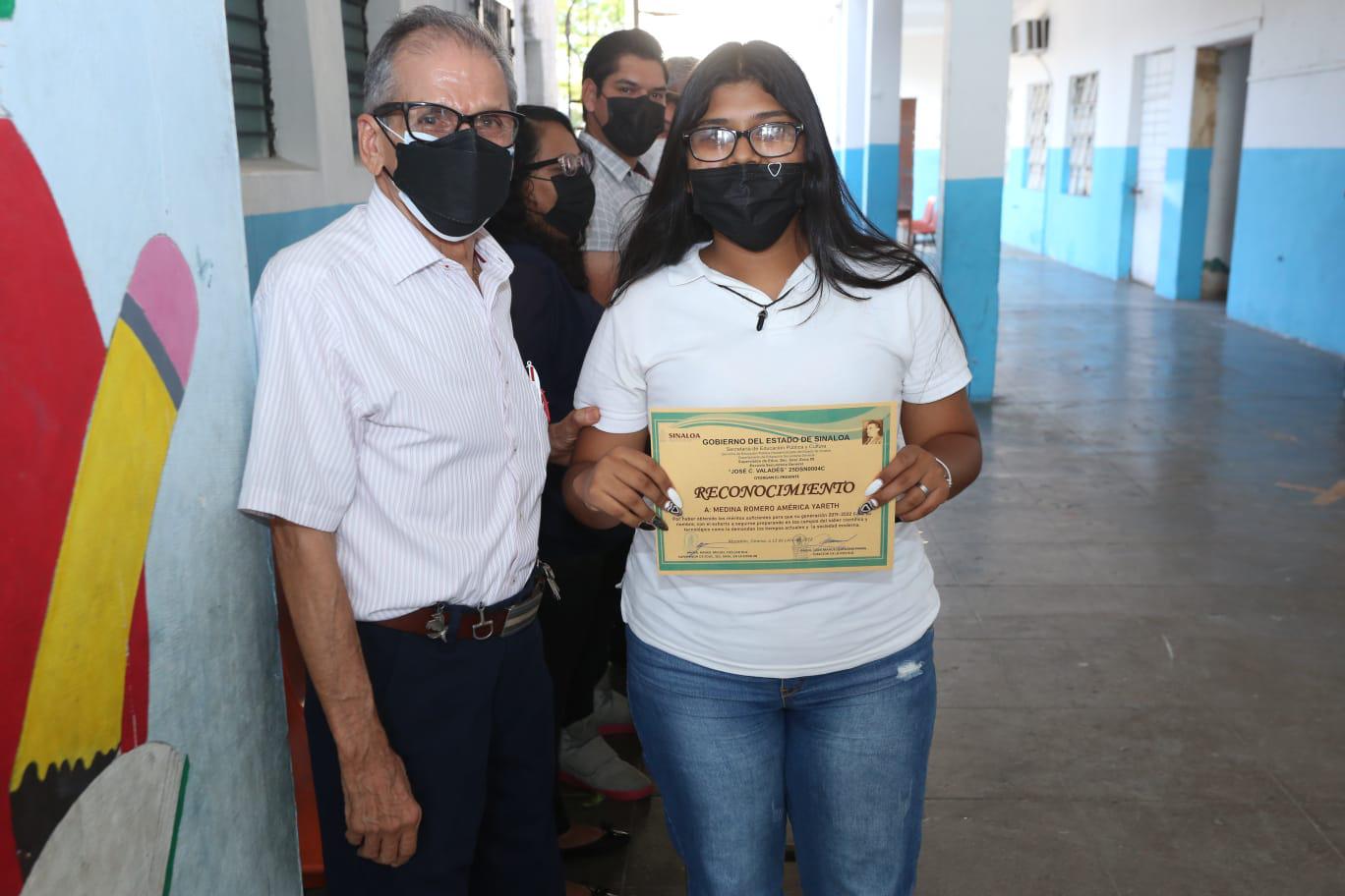 $!América Yareth Medina Romero recibió un diploma por el mejor promedio de la generación.