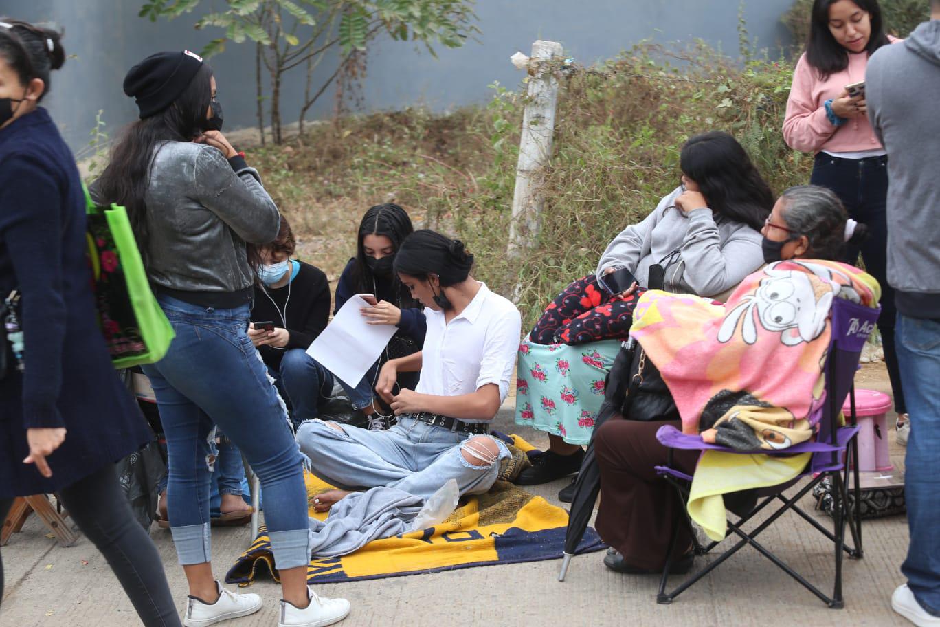 $!Familias se ponen a prueba en vacuna contra el Covid en Mazatlán. Madres e hijos aguantan horas para asegurar un turno