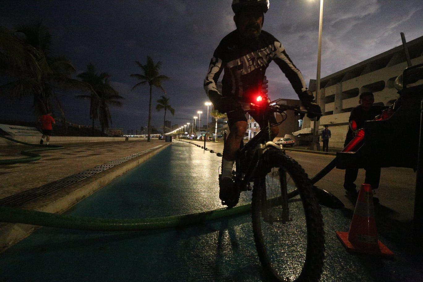 $!En Mazatlán, desde temprano salen al malecón a ejercitarse, pero la limpieza de baños portátiles los pone en riesgo