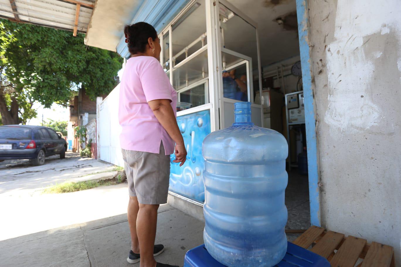 $!Mazatlán sufre ya desabasto de agua por reparación de canal de la Conagua