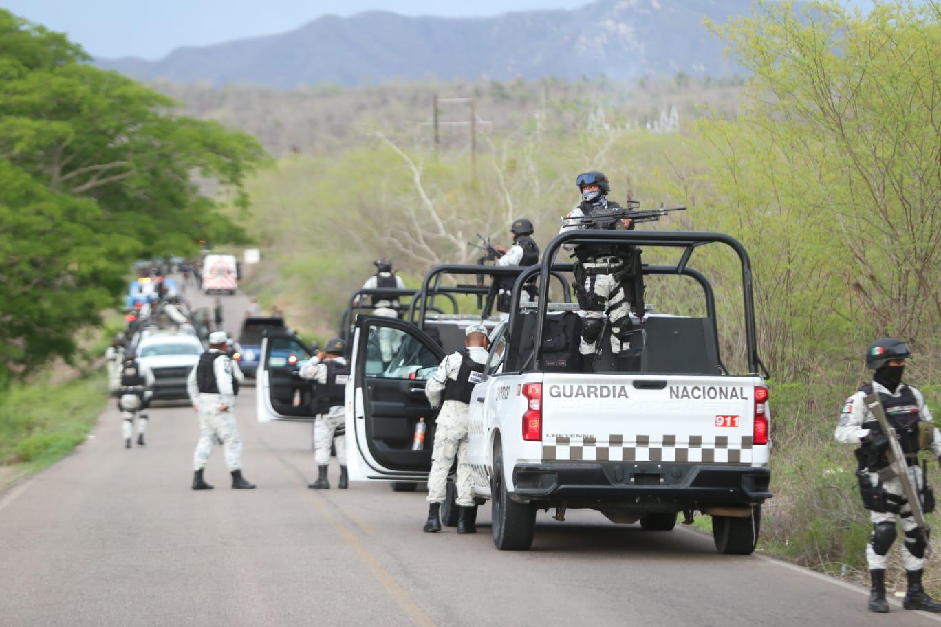 $!Dos civiles armados muertos, dos detenidos y dos militares heridos deja persecución-enfrentamiento entre Culiacán y San Ignacio