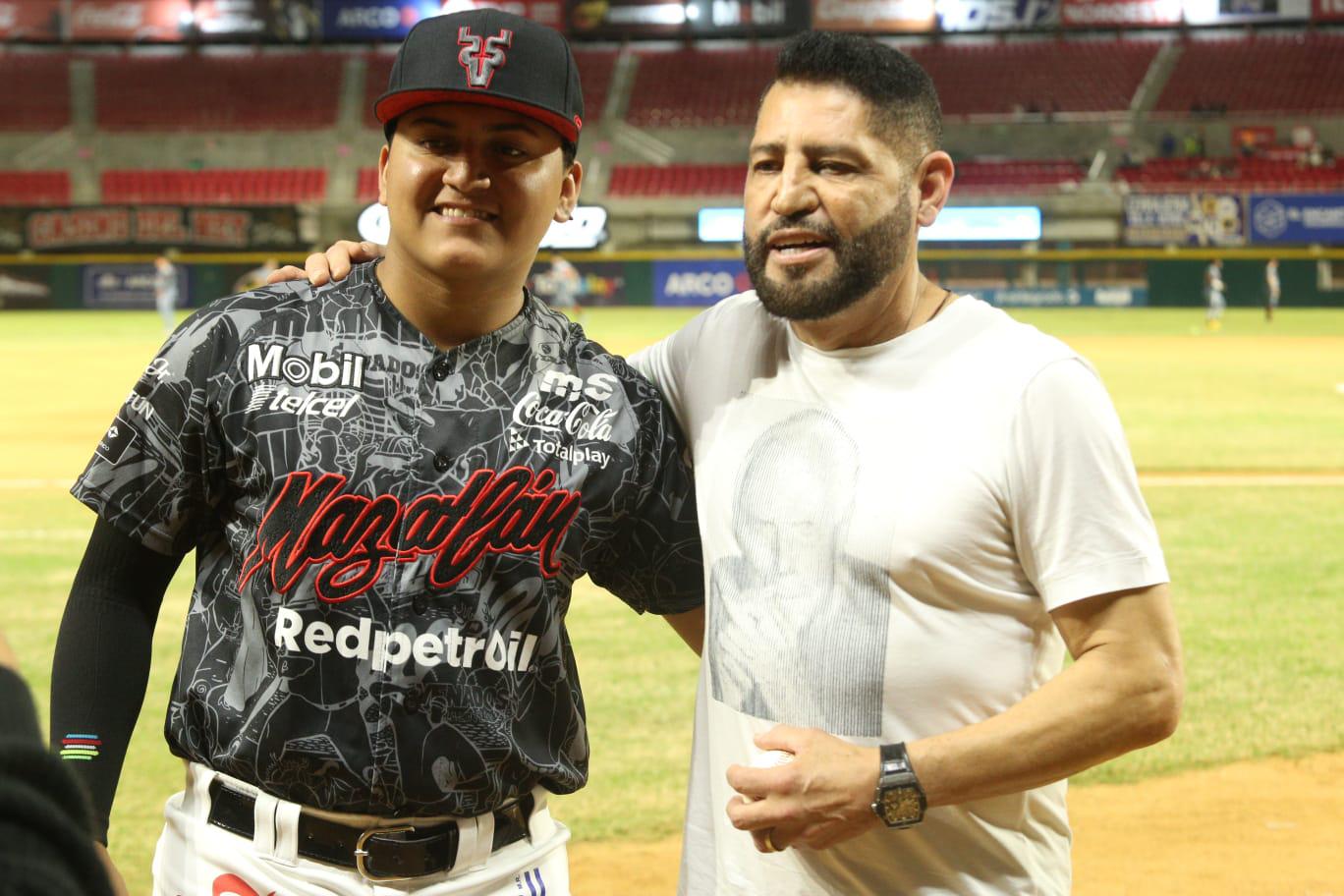 $!Pancho Barraza lanza la primera bola en el juego entre Venados y Naranjeros