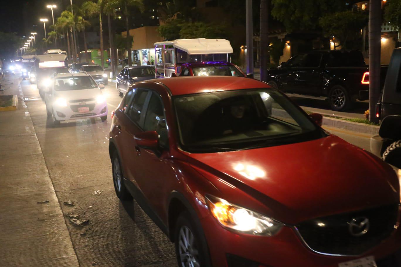 $!Dan últimos toques a pasos peatonales elevados en la Zona Dorada