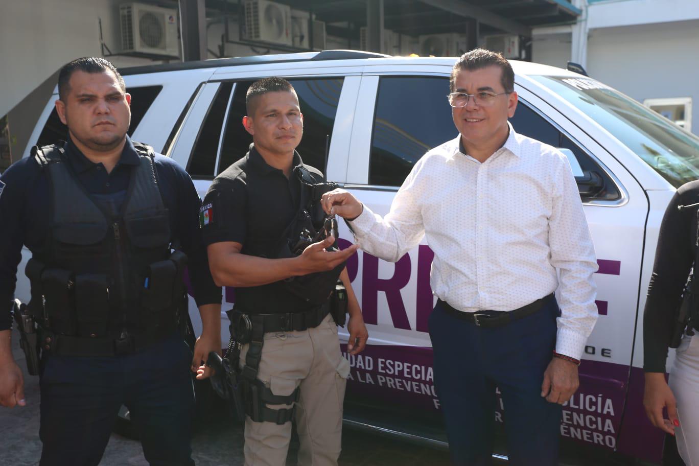 $!Entrega el Alcalde Édgar González Zataráin el vehículo a la Unidad Especializada en la Prevención de la Violencia Familiar y de Género.