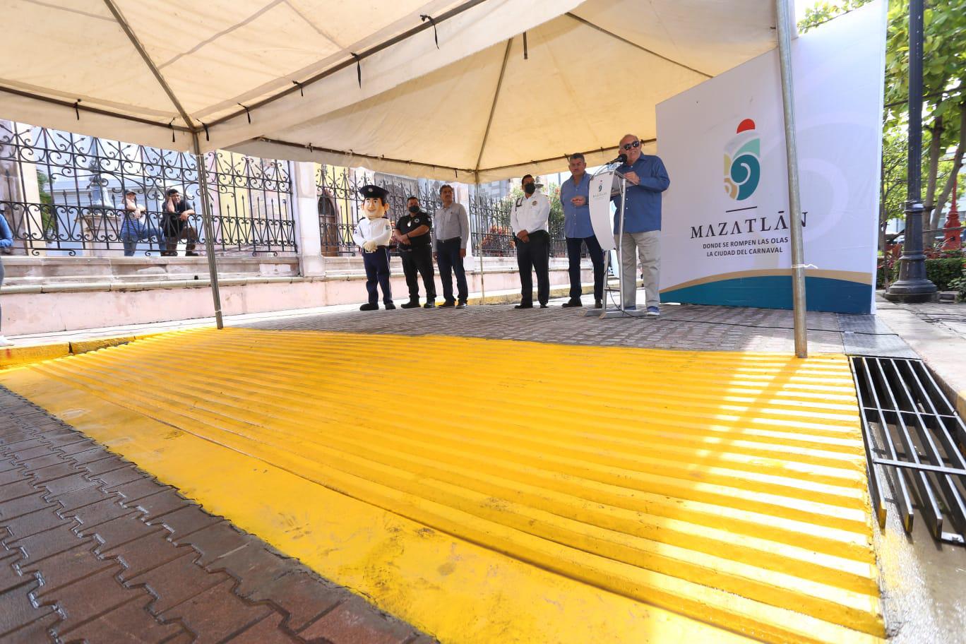 $!Paso peatonal frente a Catedral de Mazatlán costó, dicen ahora, casi $300 mil