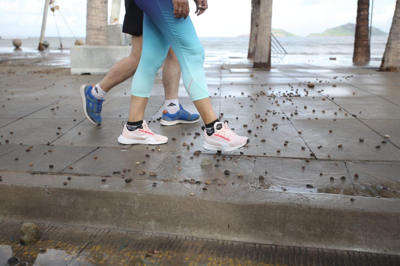 $!Las playas de Mazatlán se mantienen con un oleaje intenso; sean precavidos