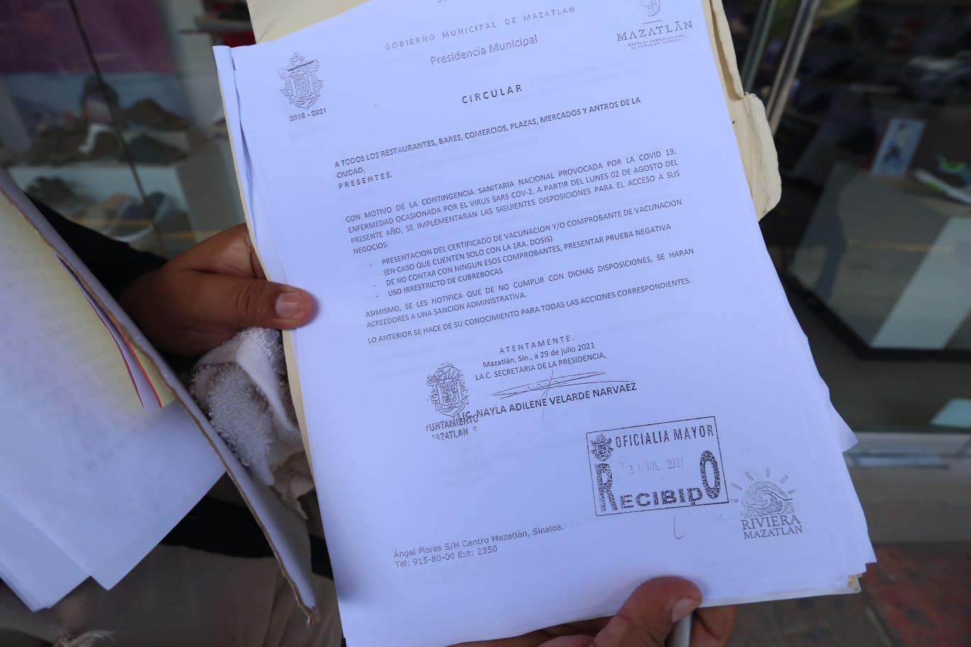 $!Exigen inspectores de Oficialía Mayor que negocios de Mazatlán pidan certificado de vacunación a clientes