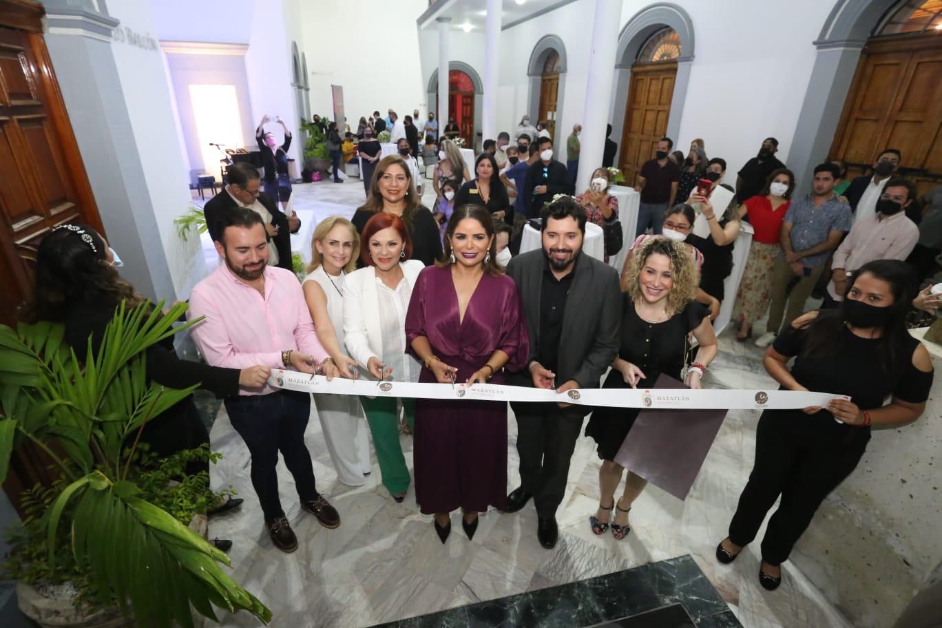$!Michael Dergar y Gabriela Peña Chico, acompañados por directivos del Instituto de Cultura e invitados especiales, realizaron el corte del listón.