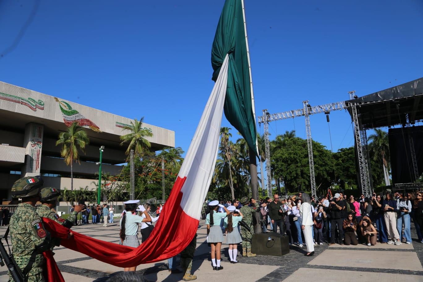 $!Encabeza Graciela Domínguez izamiento de bandera por el 216 aniversario de la Independencia