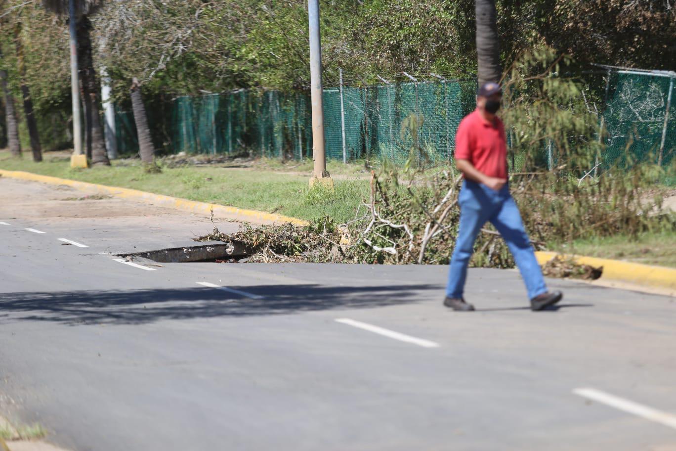 $!En Mazatlán, aún no empiezan a reparar el socavón de Cerritos