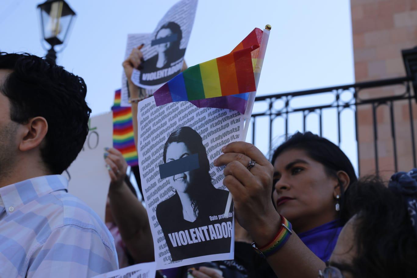 $!Colectivos feministas y LGBTQ+ protestan para exigir que no se deseche impugnación de Emma Zermeño contra Almendra Negrete