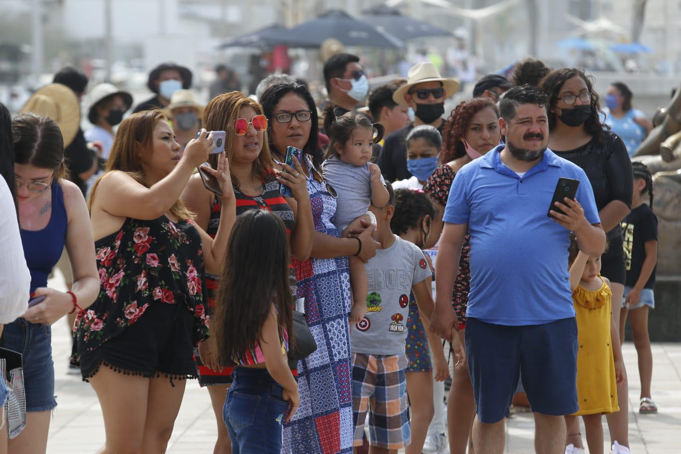 $!Pese al calor y la pandemia, turistas salen a disfrutar las playas y atractivos de Mazatlán