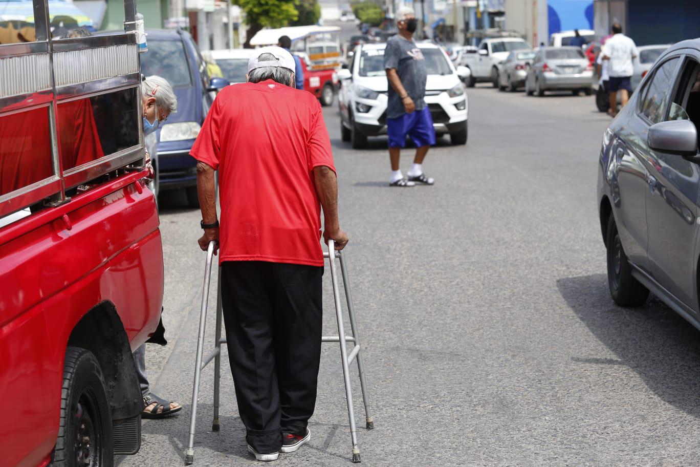 $!Caos y filas en el Centro de Vacunación de la Secundaria Miguel Hidalgo, en Mazatlán