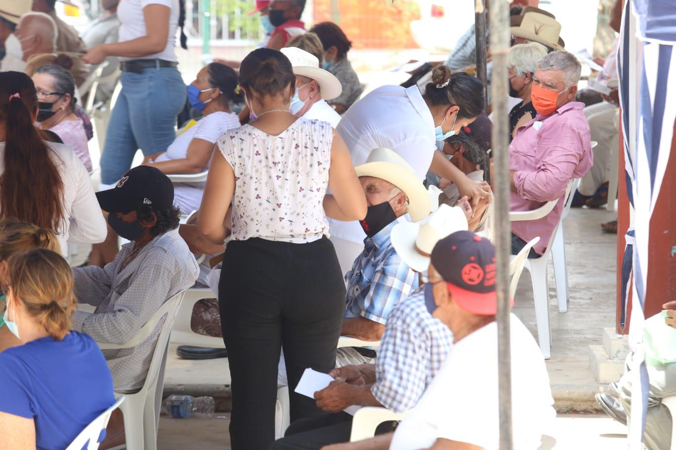 $!En El Roble, Mazatlán, aplican segunda dosis de vacuna contra el Covid-19 a mayores de 60 años