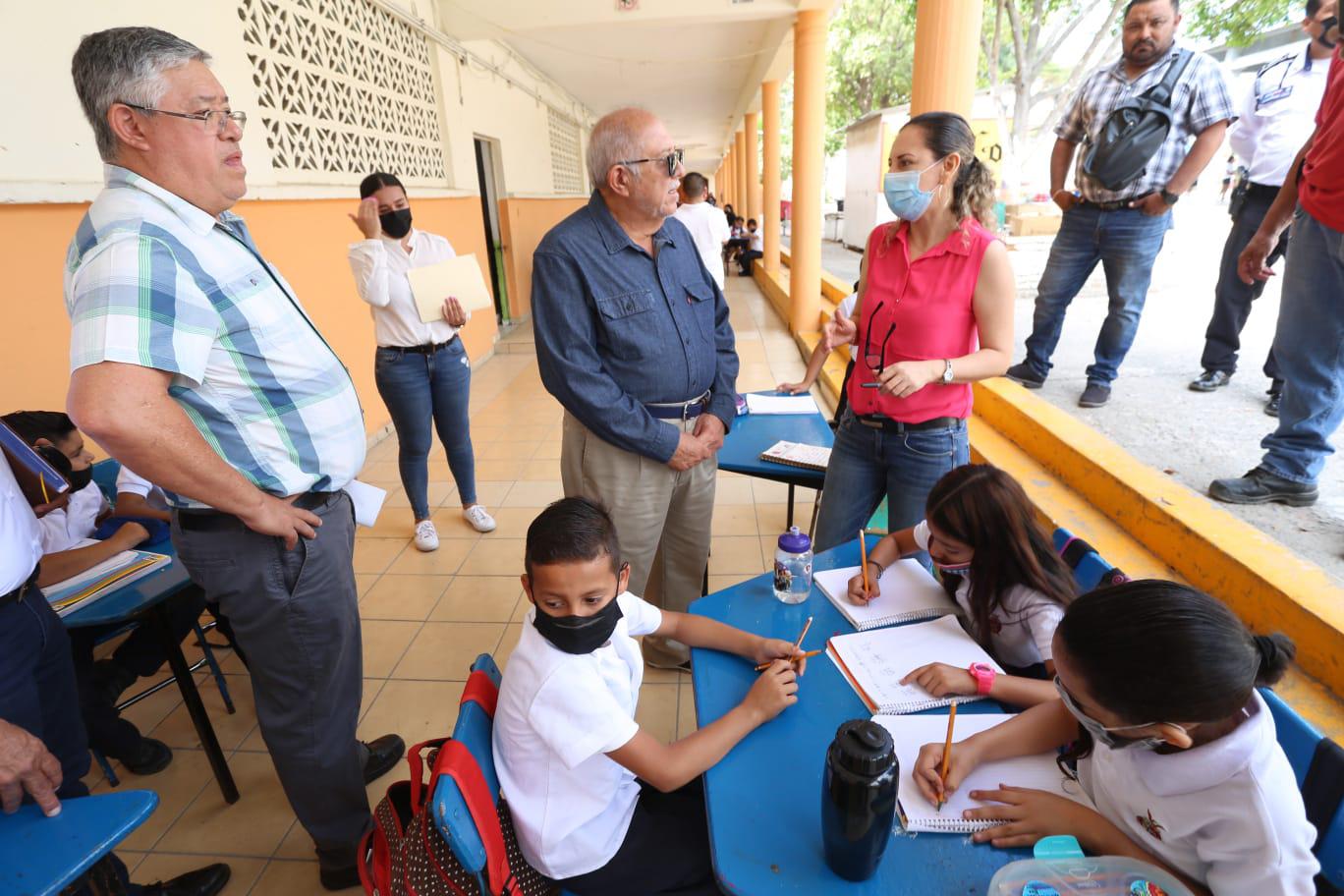 $!Padres de familia bloquean Avenida Gabriel Leyva, en Mazatlán, para exigir se rehabilite primaria ‘Aguilar Barraza’ en Colonia Juárez