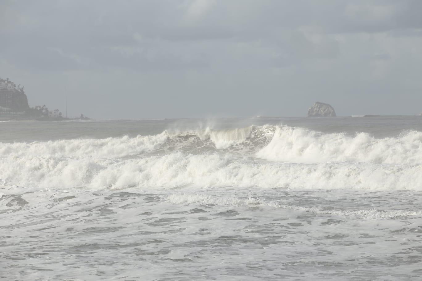 $!Las playas de Mazatlán se mantienen con un oleaje intenso; sean precavidos