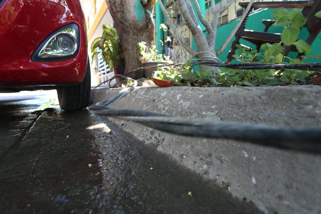 $!En Infonavit Playas, de Mazatlán, alertan peligrosidad de cableado de la CFE al ‘aire libre’