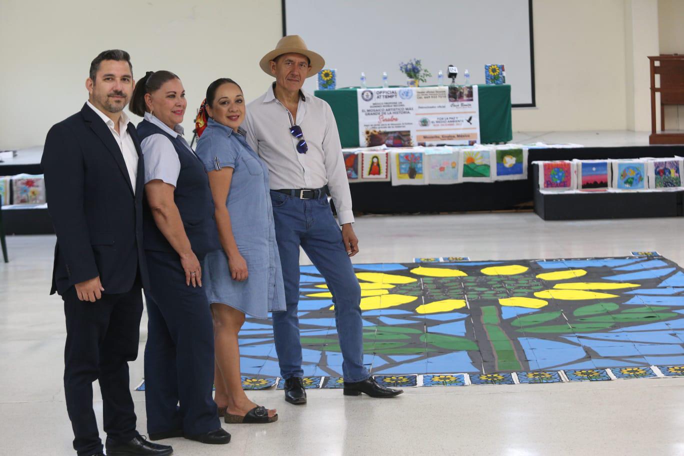 $!Omar de la Toba, Maritza Velázquez, Flor Córdova y Ernesto Ríos Rocha dieron a conocer la participación de los alumnos de la institución en el mosaico.