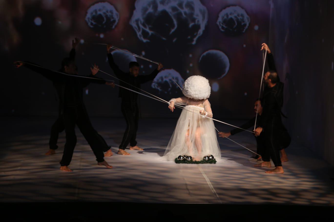 $!Los movimientos efectuados por los artistas con sus cuerpos hicieron que el público gozara de la obras.