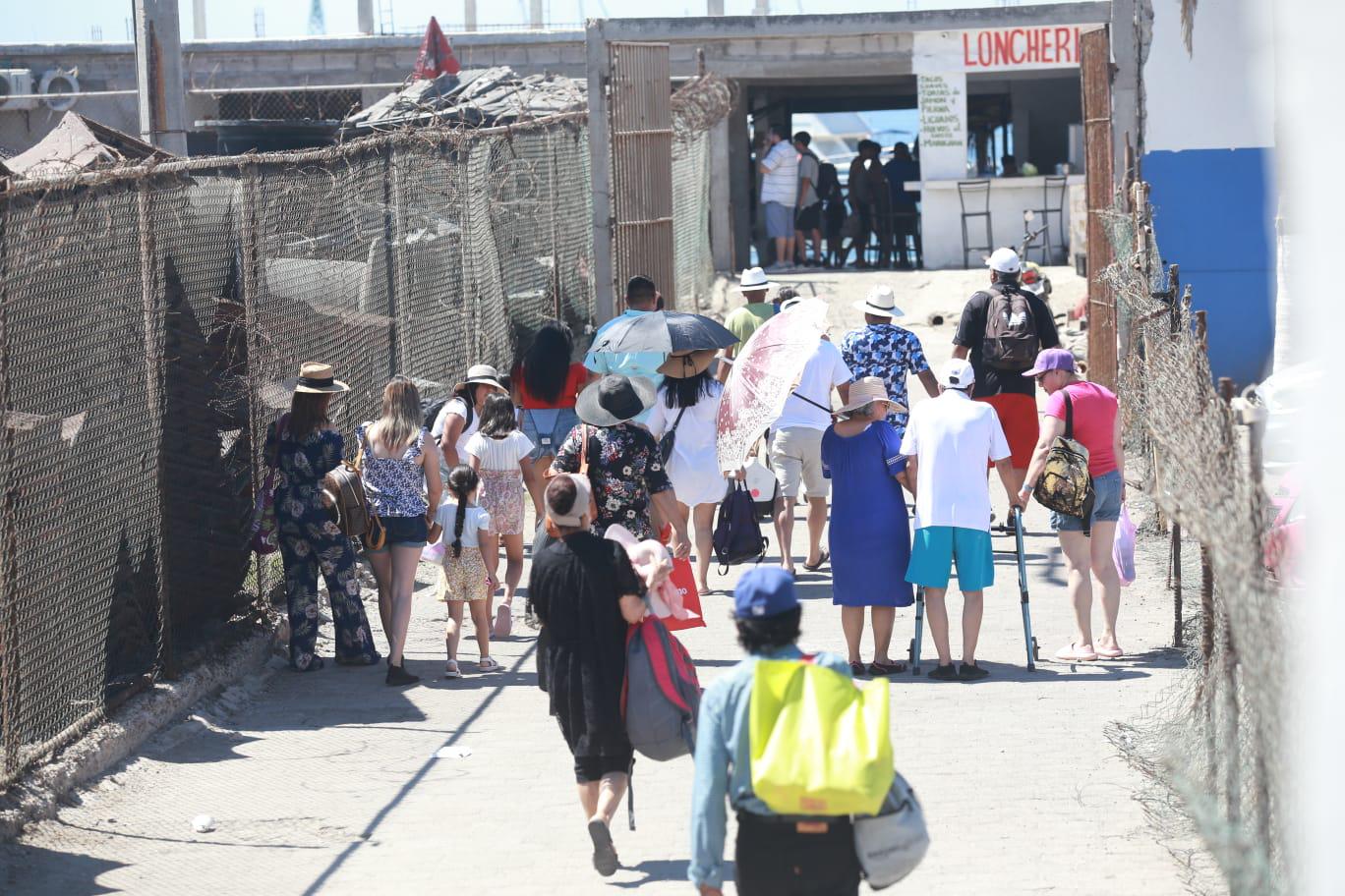 $!Utilizar sombrillas o sombreros ayuda para mitigar el calor.