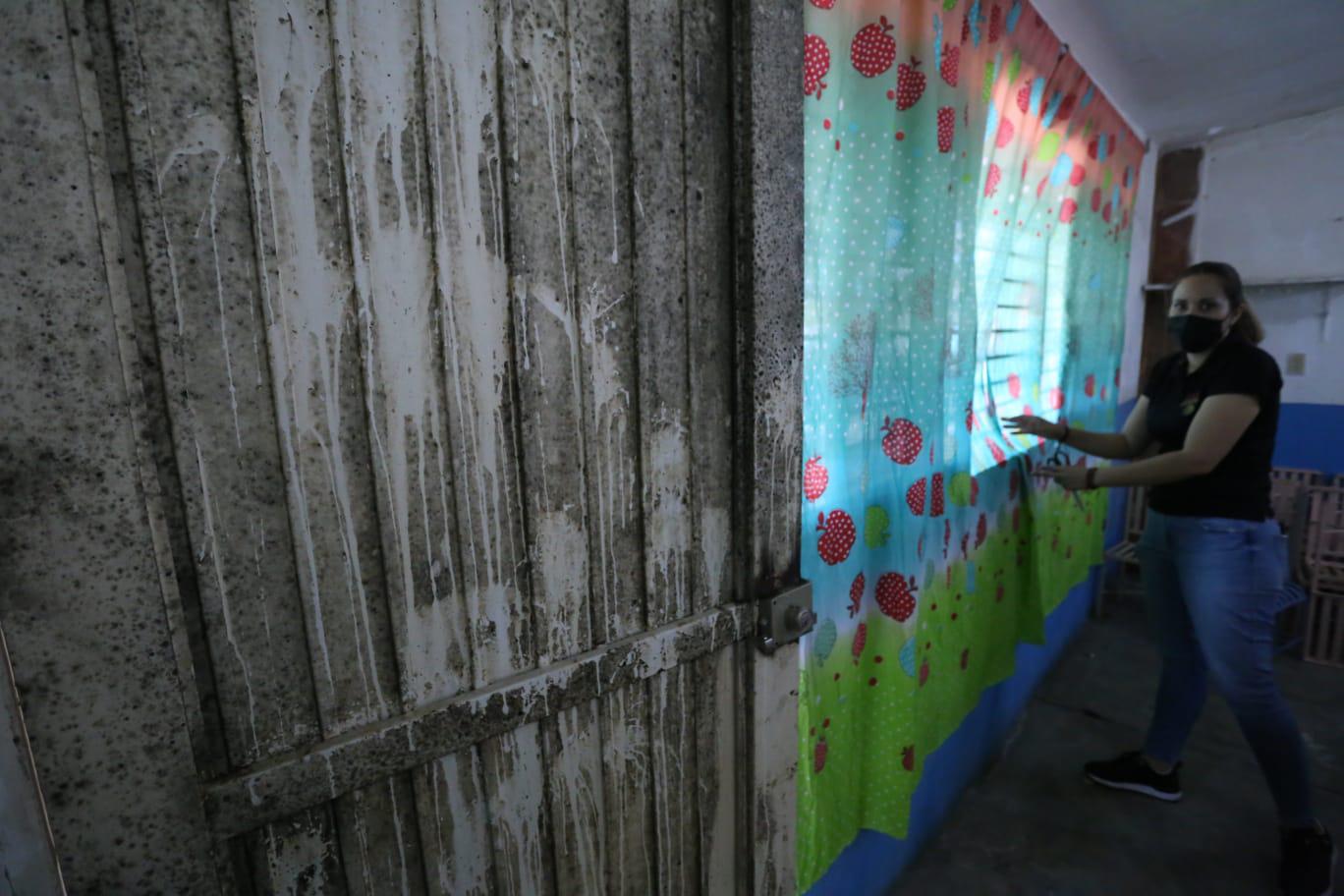 $!En Mazatlán, niños de primaria del Infonavit Playas toman clases en cancha porque el techo de sus aulas les puede caer encima