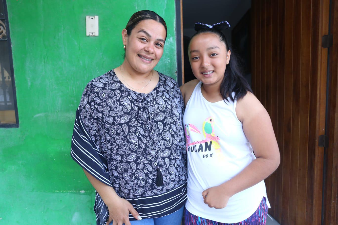 $!Jael limpia tenis y botas para comprar una camioneta a su mamá y ayudar a niños pobres de Mazatlán