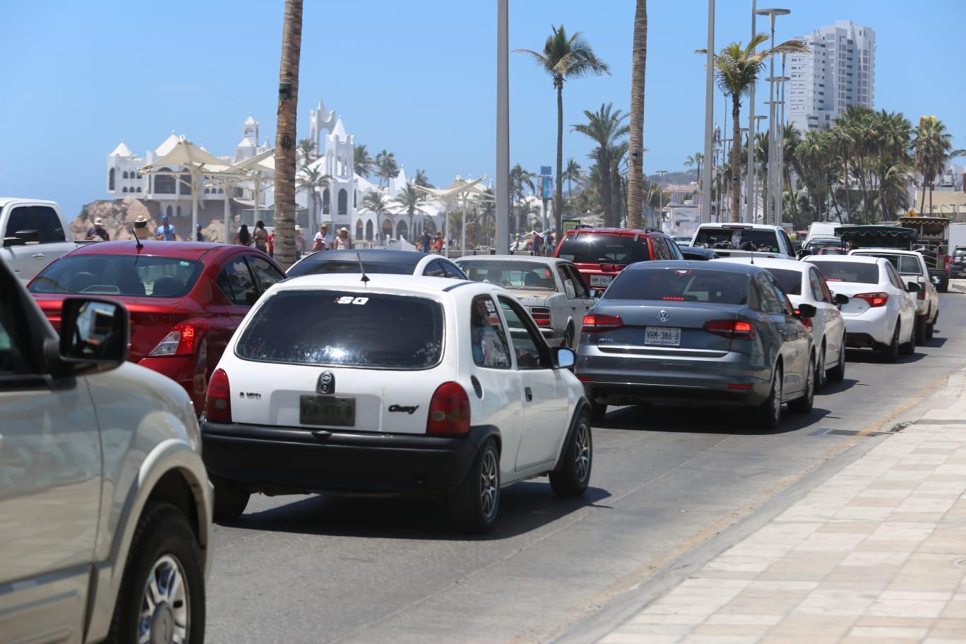 $!Cientos disfrutan las playas y atractivos de Mazatlán