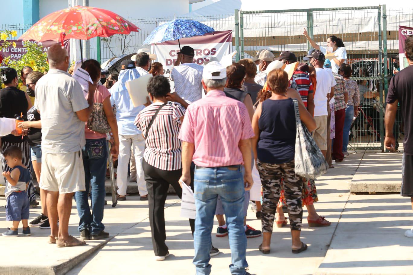 $!Caos y desesperación, en centro de vacunación de Valles del Ejido, en Mazatlán