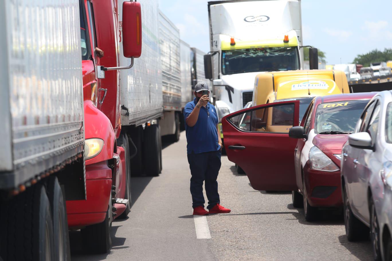 $!Carreteras de Mazatlán están saturadas por cierre de autopista a Culiacán