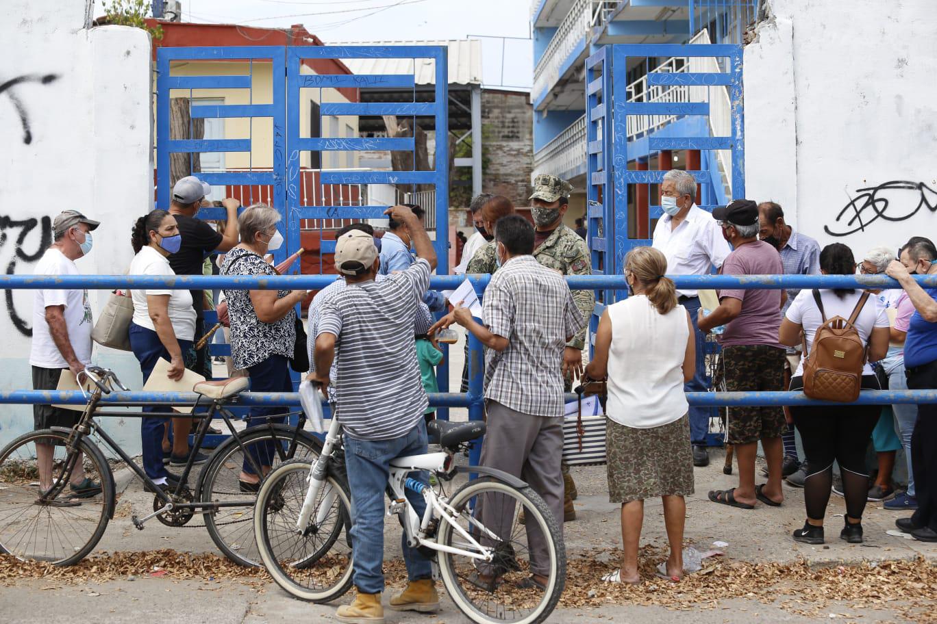 $!Caos y filas en el Centro de Vacunación de la Secundaria Miguel Hidalgo, en Mazatlán