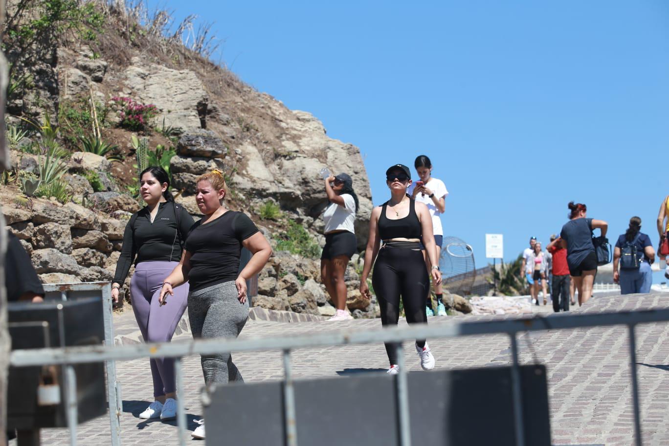 $!Recomiendan no ponerse ropa de color oscuro para prevenir golpe de calor.