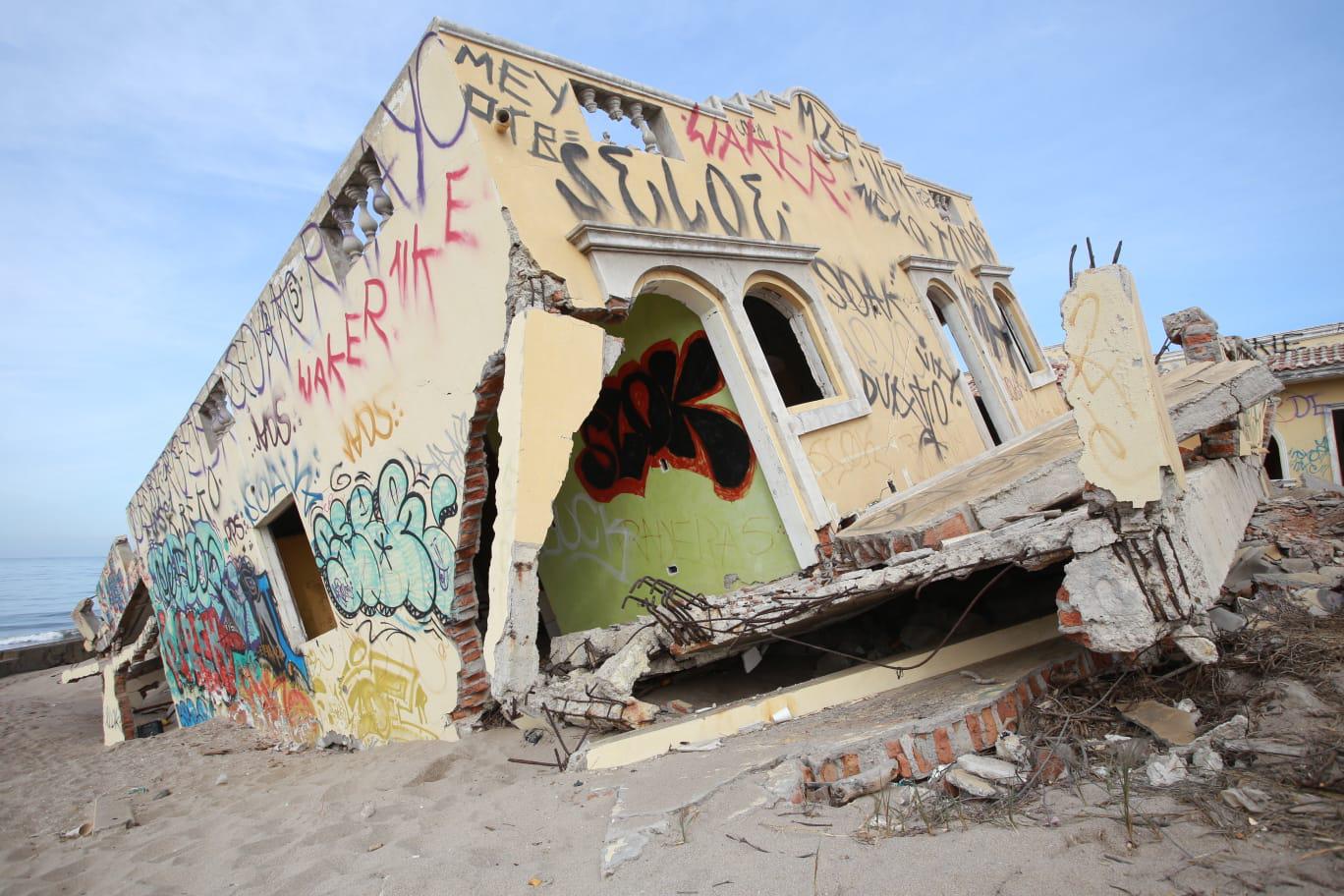 $!El tiempo y el mar acaban con casa en la Playa La Escopama