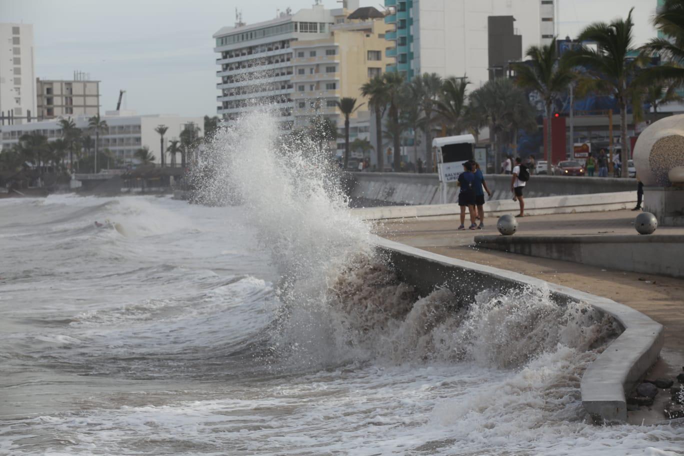 $!Las playas de Mazatlán se mantienen con un oleaje intenso; sean precavidos
