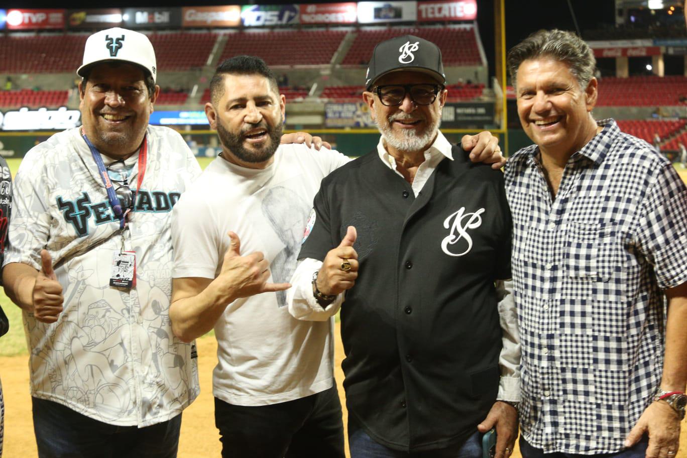 $!Pancho Barraza lanza la primera bola en el juego entre Venados y Naranjeros