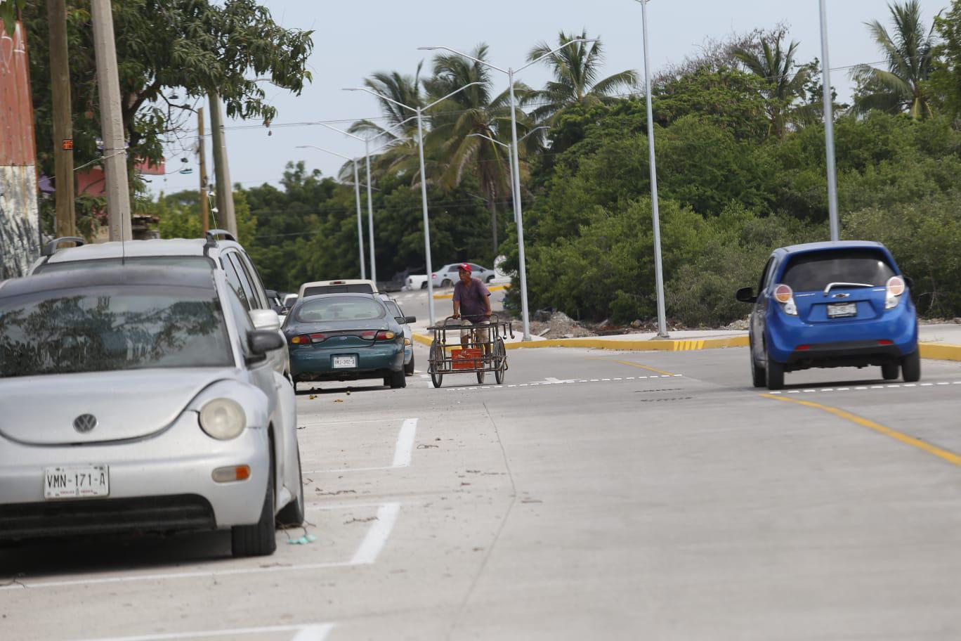 $!Abren a la circulación vial el tramo recién pavimentado de la Avenida Circunvalación, en Mazatlán