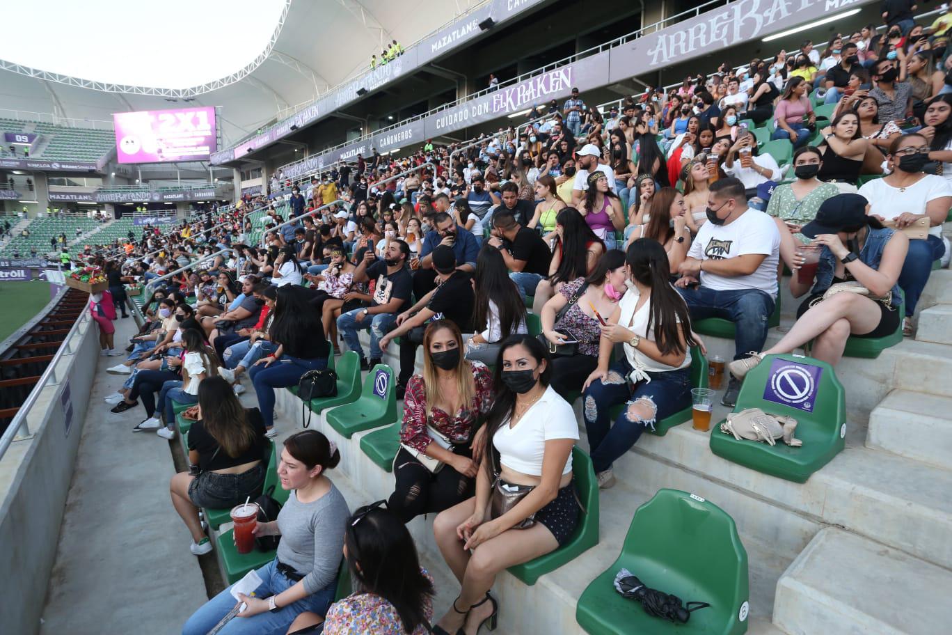 $!Mazatlecos se vuelcan al Kraken para escuchar a Christian Nodal