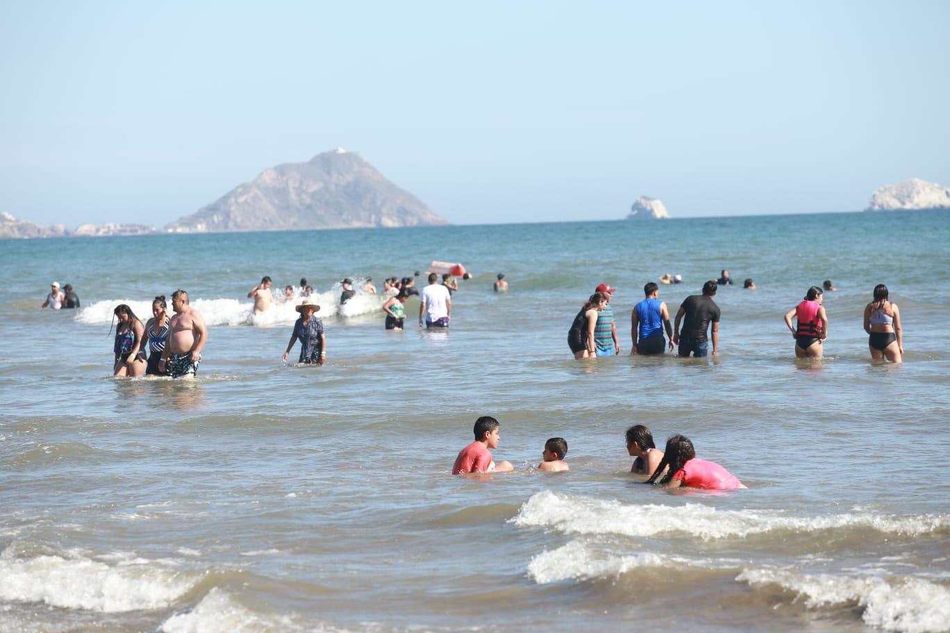 $!Disfrutan centenares de personas atractivos de Mazatlán este domingo