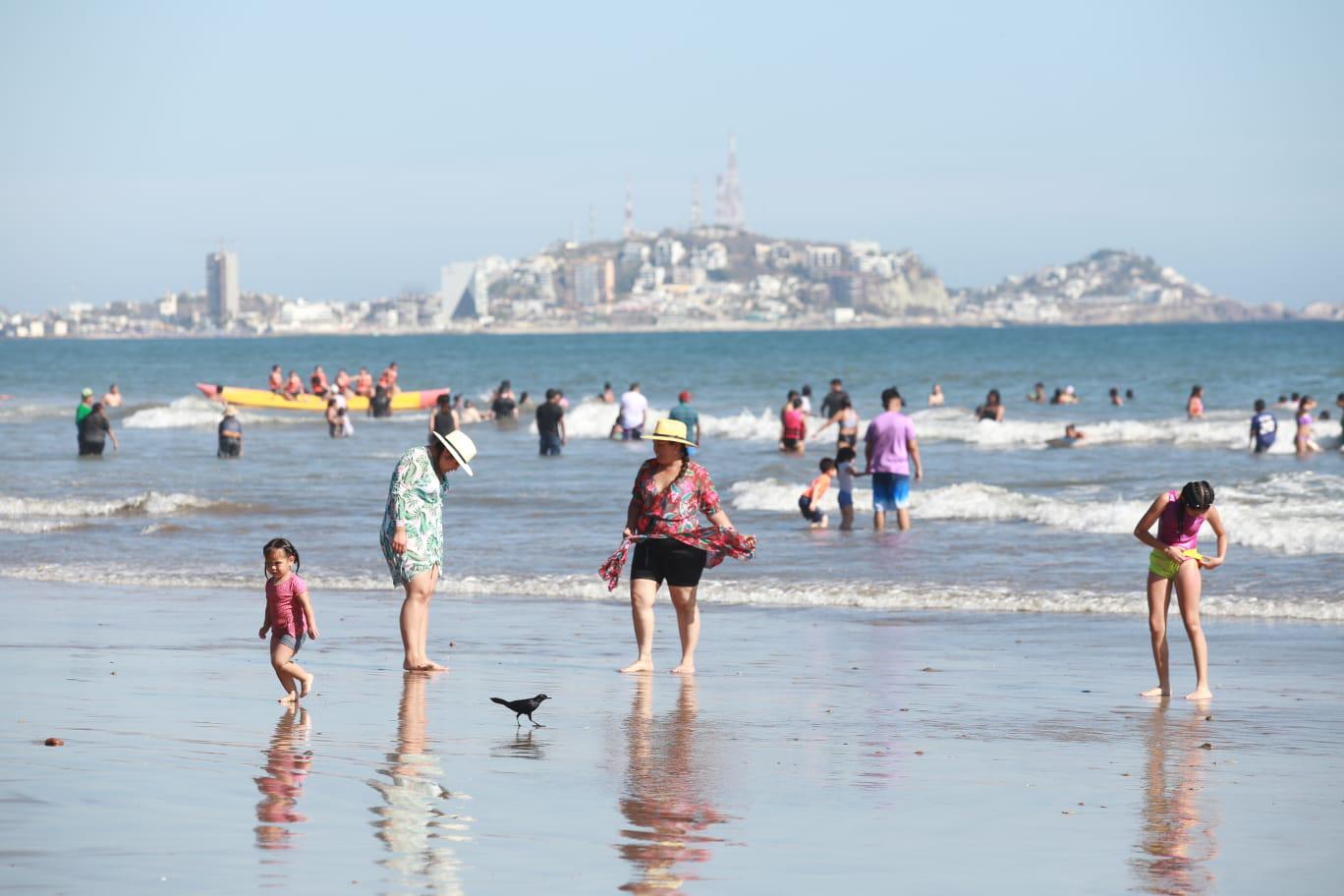 $!Disfrutan centenares de personas atractivos de Mazatlán este domingo