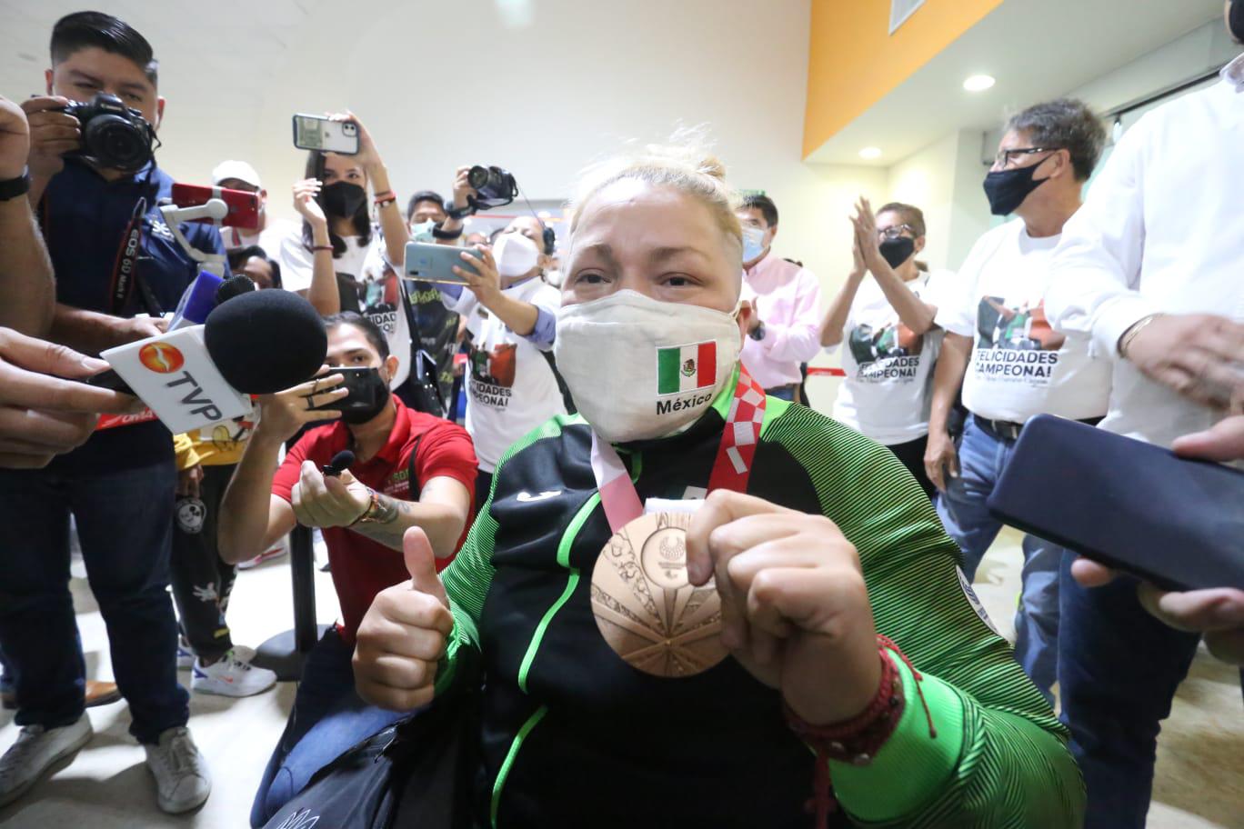 $!Esto no se acaba aquí, vamos a seguir trabajando: Rosa María Guerrero al llegar a Mazatlán con su bronce paralímpico