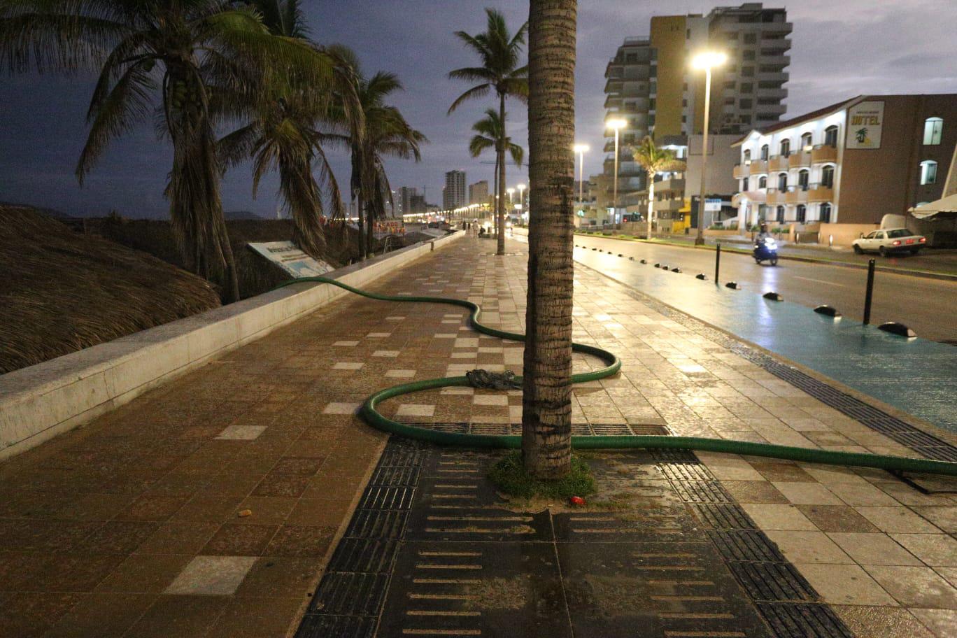 $!En Mazatlán, desde temprano salen al malecón a ejercitarse, pero la limpieza de baños portátiles los pone en riesgo