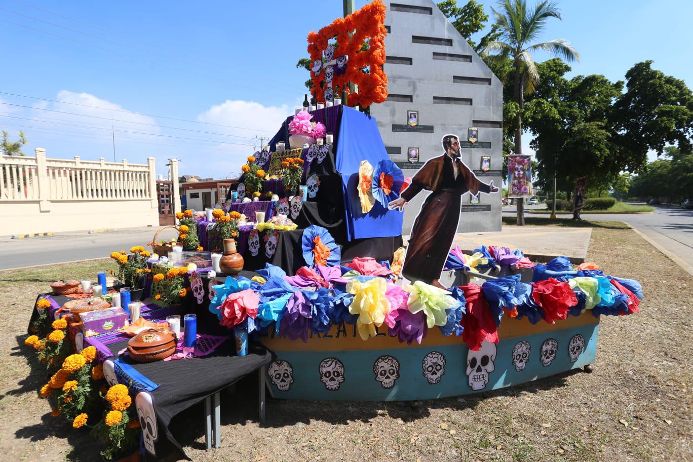 $!Realizan en Mazatlán altares en honor a sus fieles difuntos
