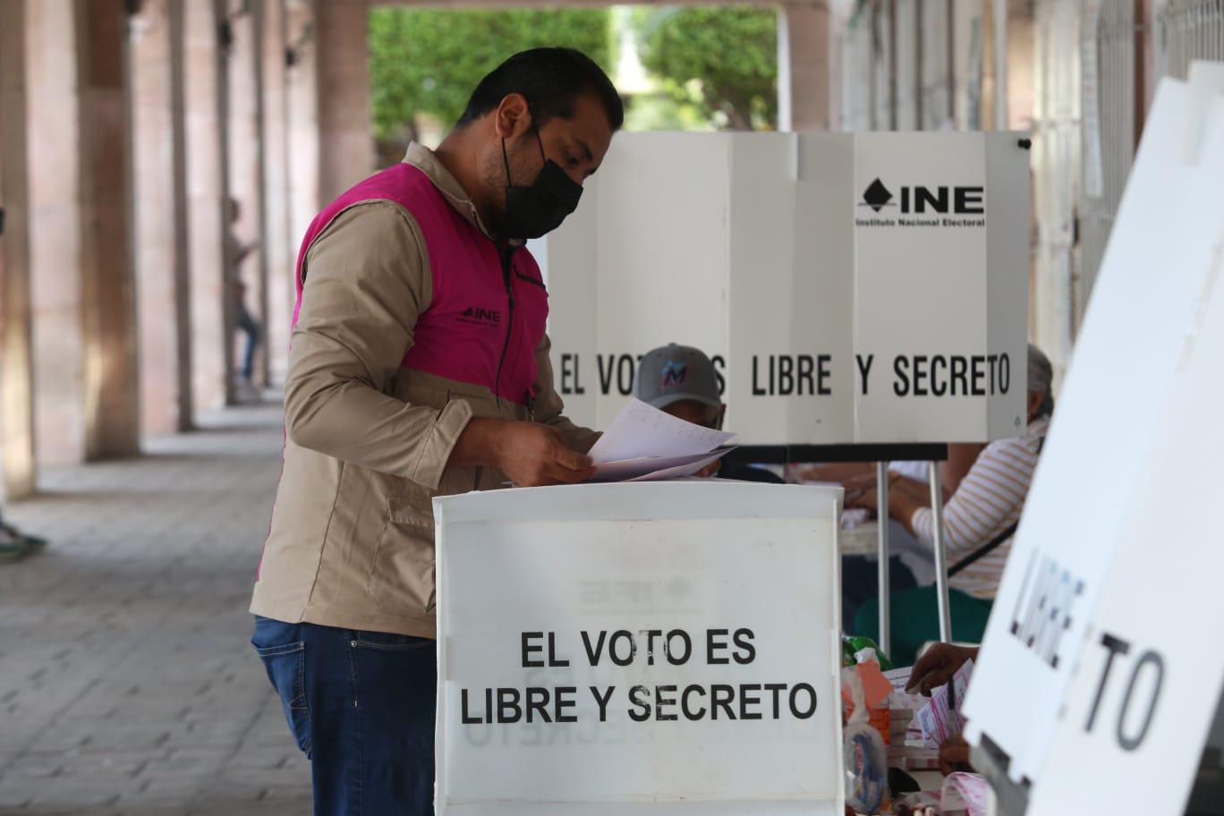 $!En Mazatlán finaliza votación por Revocación de Mandato de AMLO; ya cuentan papeletas