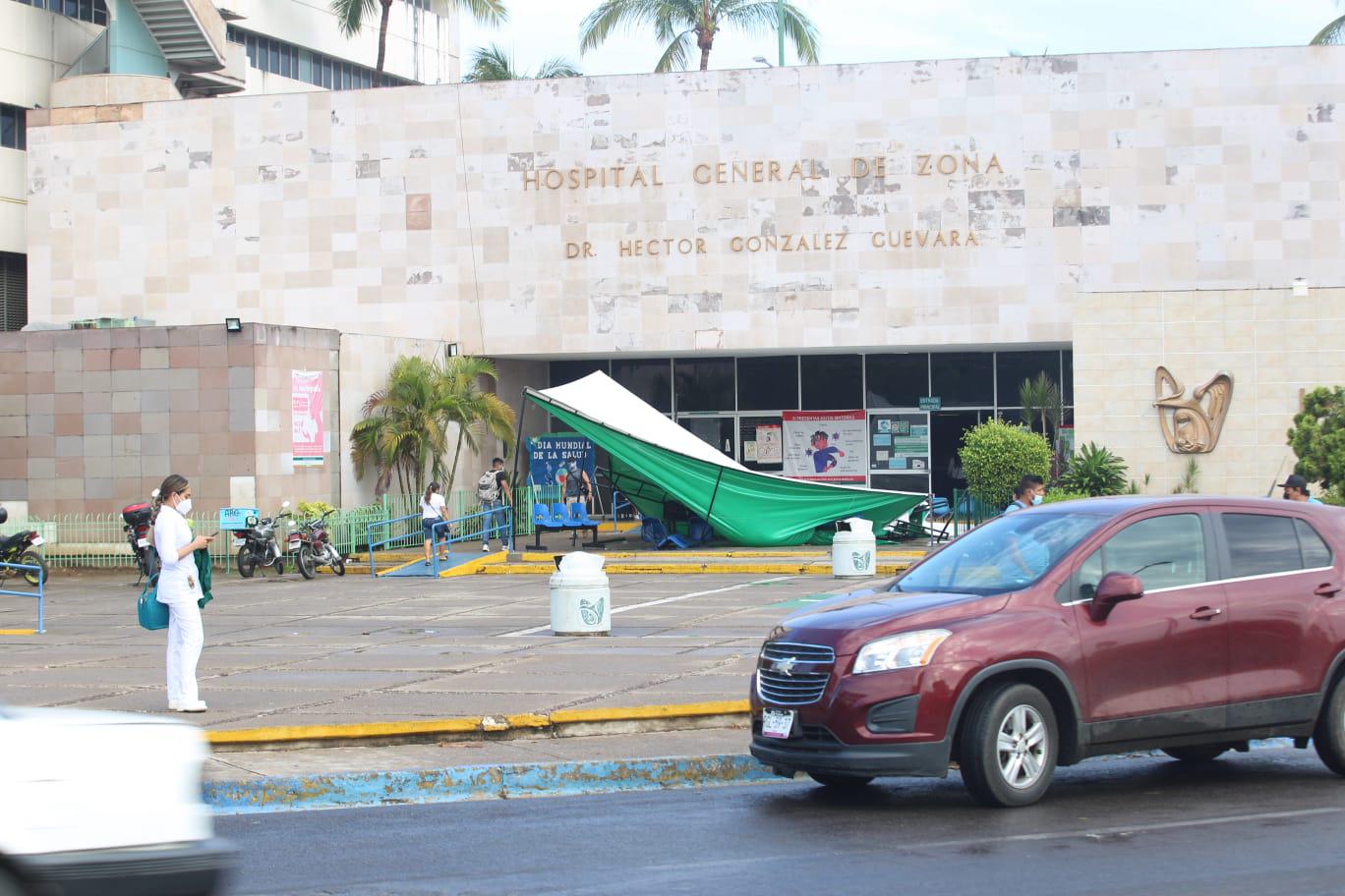 $!En el Instituto Mexicano del Seguro Social se cayó el toldo, ubicado al frente.